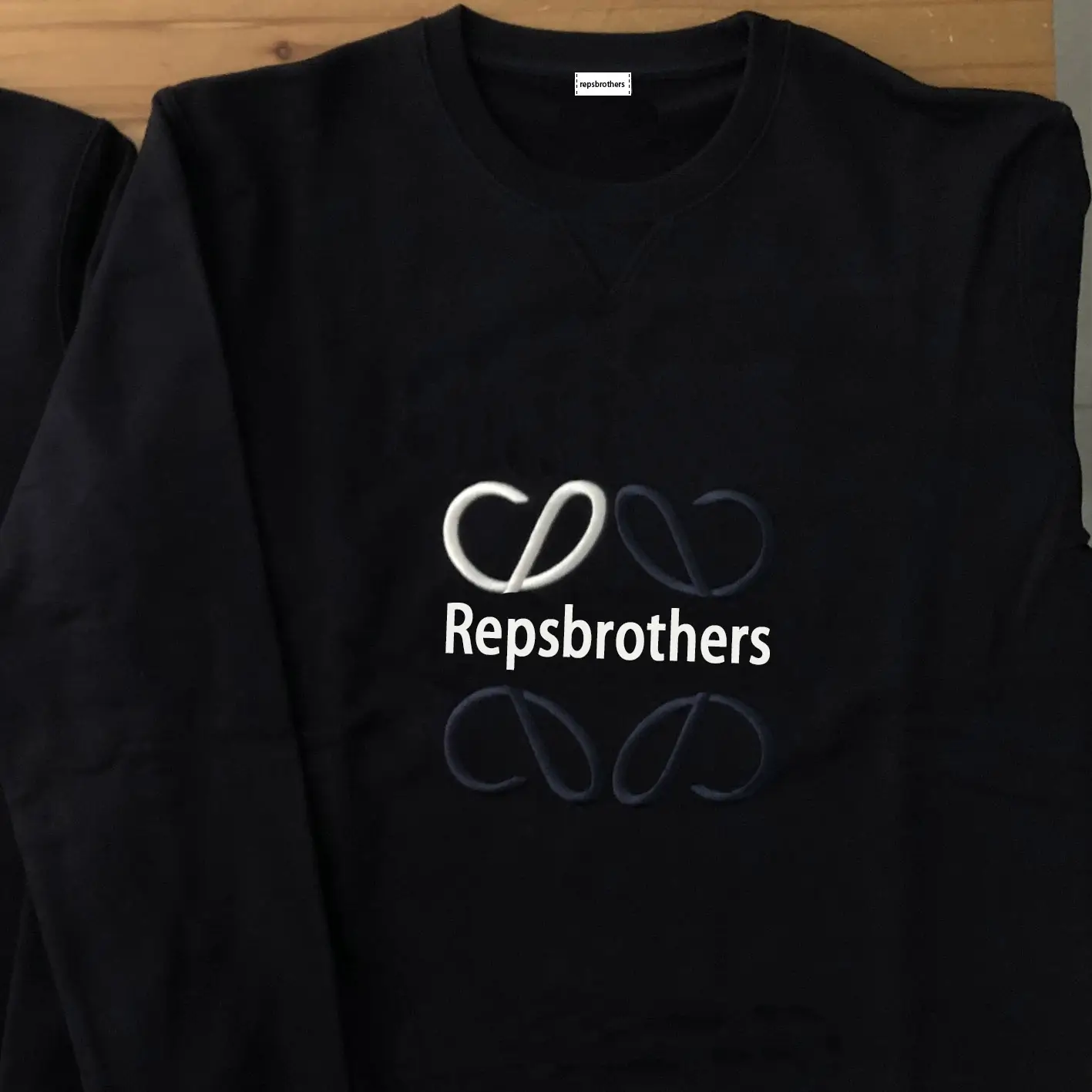 L round neck embroidered hoodie