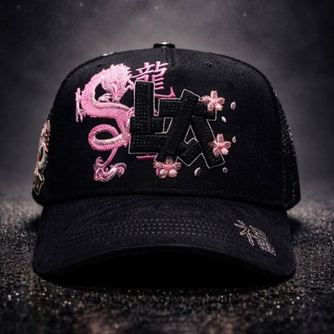 Cross-Border Aliexpress In-Stock Dandy Letter Embroidery Adjustable Baseball Cap with Curved Brim and Rhinestones foto QC de 1688 en Qualit.ly