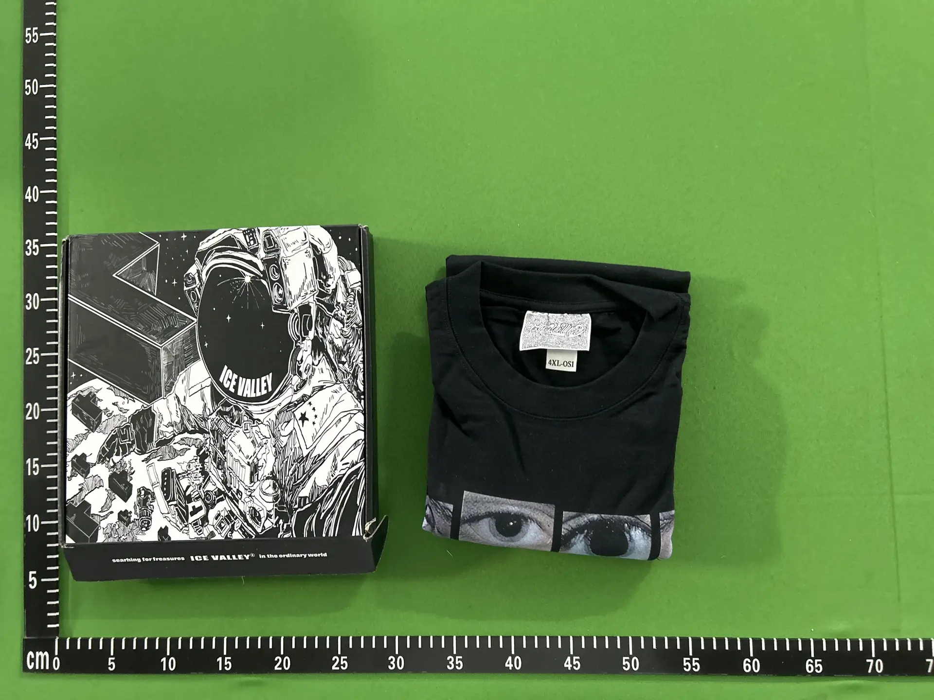 Prism, a niche dark style with a gloomy and melancholic style, features loose and rare high street men's and women's long sleeved t-shirts with eye patterns