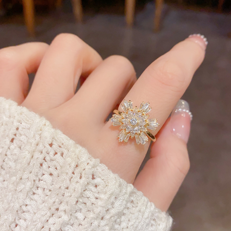 Autumn and Winter New Exquisite Fashion Versatile Full Diamond Snowflake Open Ring, Personalized Light Luxury High-End Super Shiny Index Finger Ring for Women