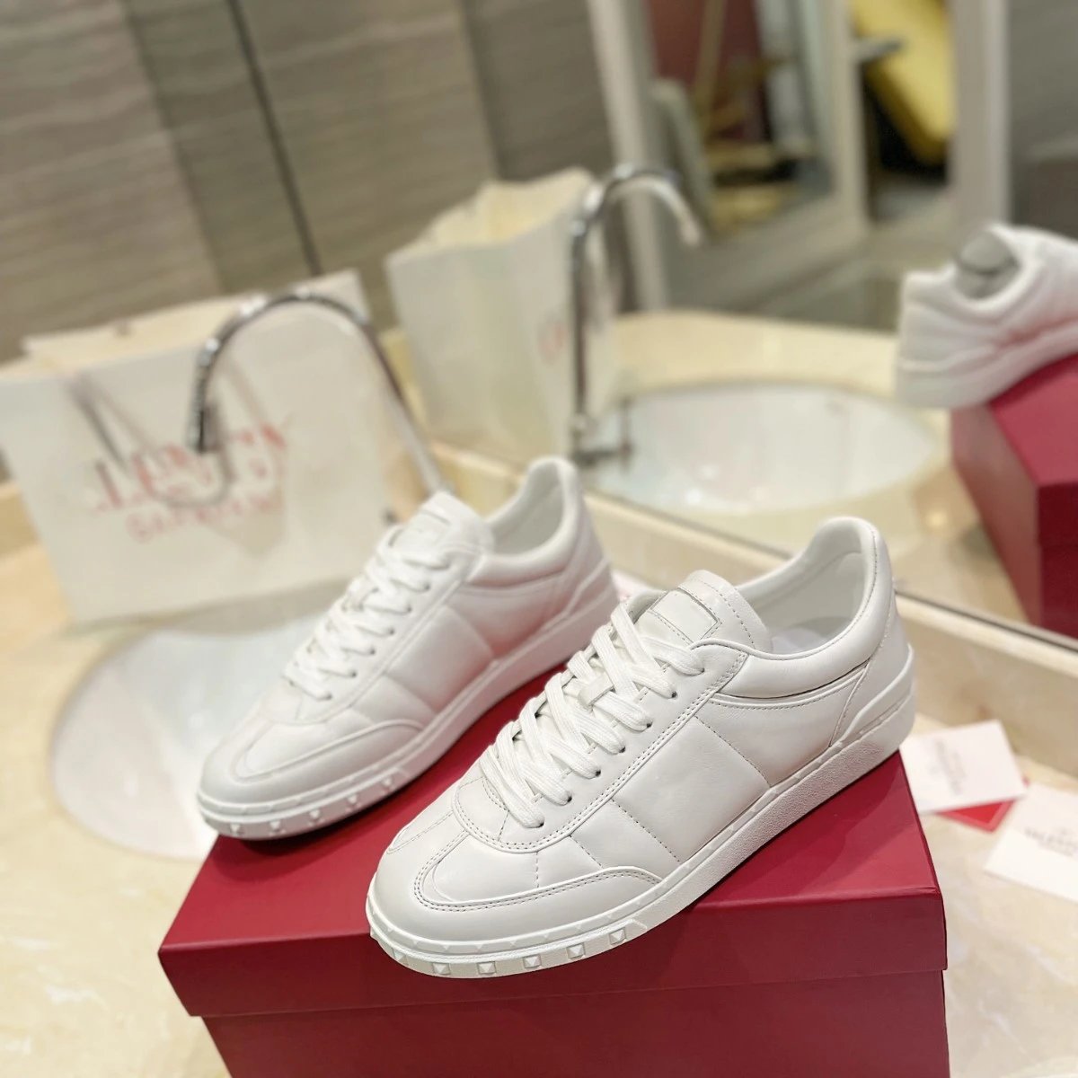 Valentino Garavani white sneakers Foto QC de WEIDIAN na Qualit.ly