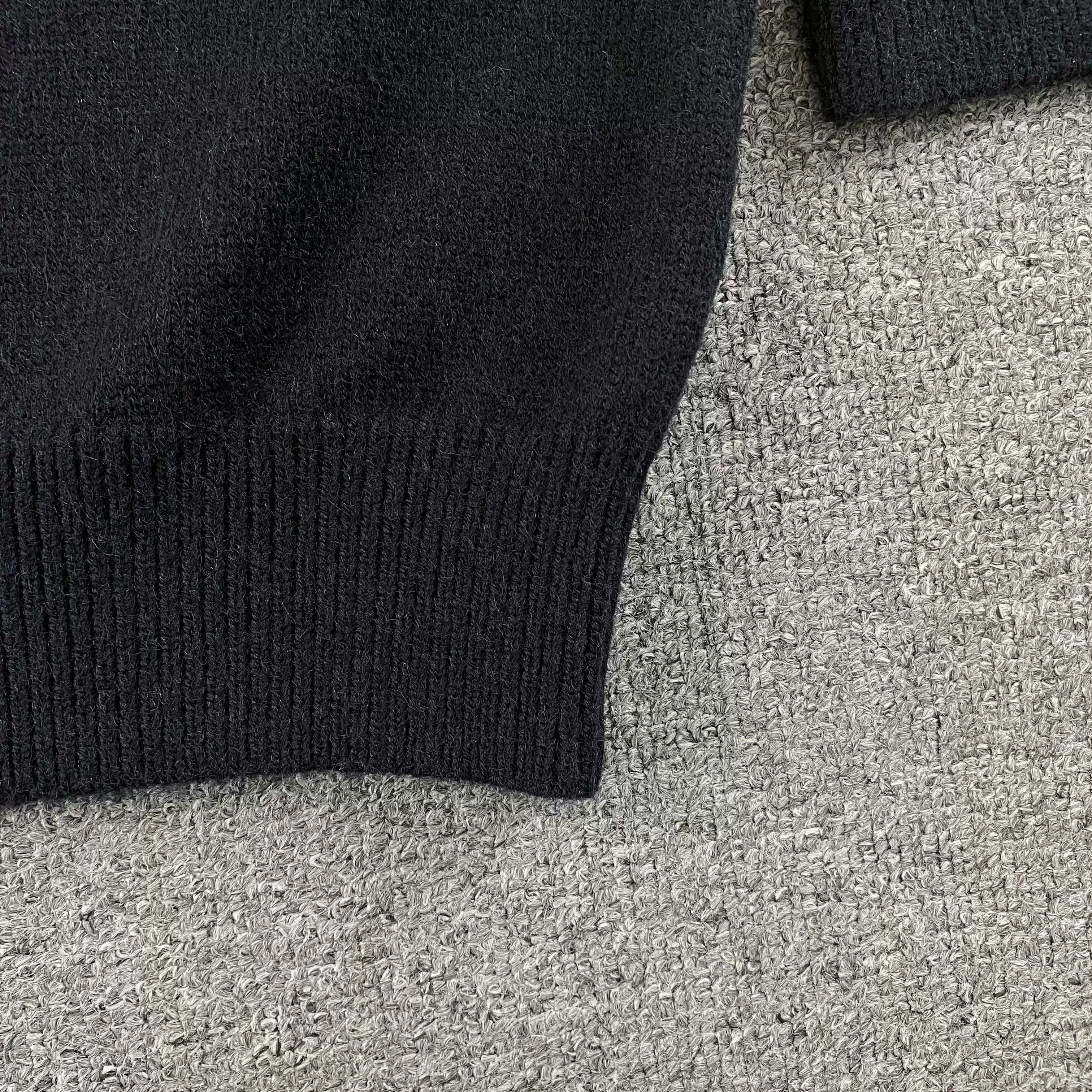 Simple and stylish lettering with slogan logo on the back, round neck sweater