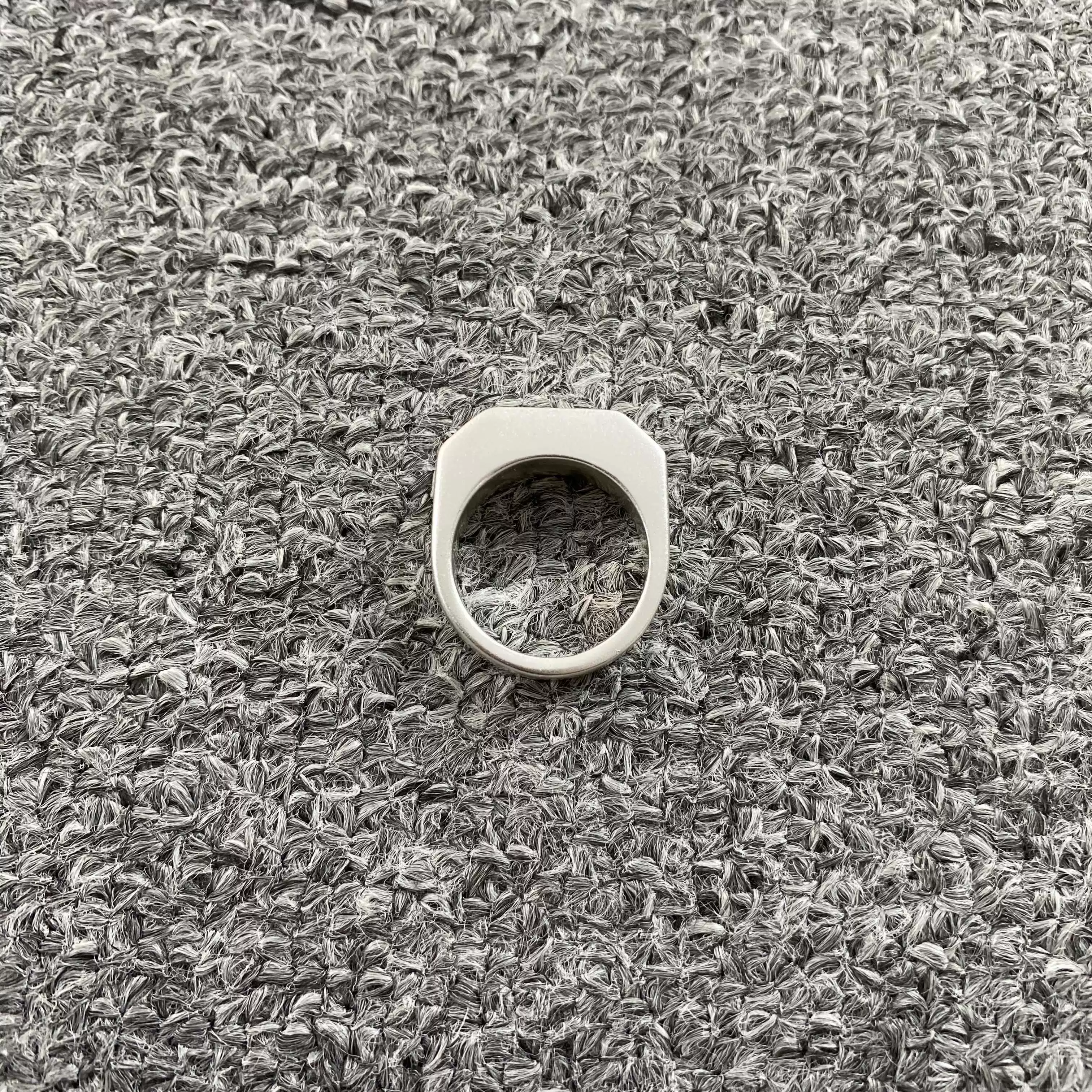 Simple and stylish square letter logo ring