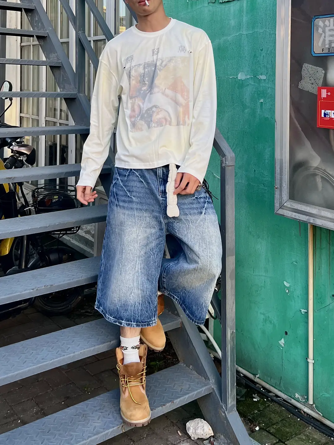 "Rabbit. B" Black Blue Wash Color Distressed Retro Loose Profile Straight-leg Cropped Denim Shorts