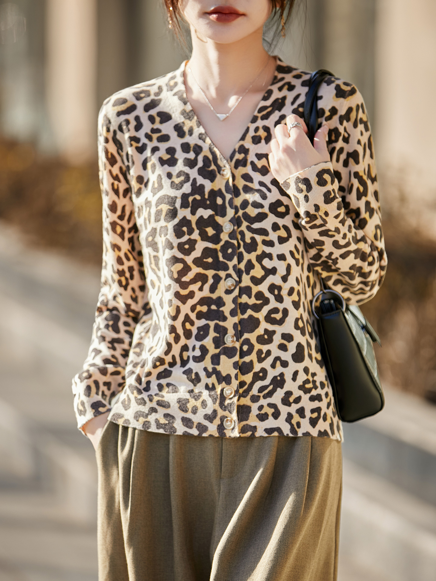 Retro-Style Leopard Print V-Neck Knitted Cardigan, New Spring and Autumn Versatile Cashmere Wool Coat for Women