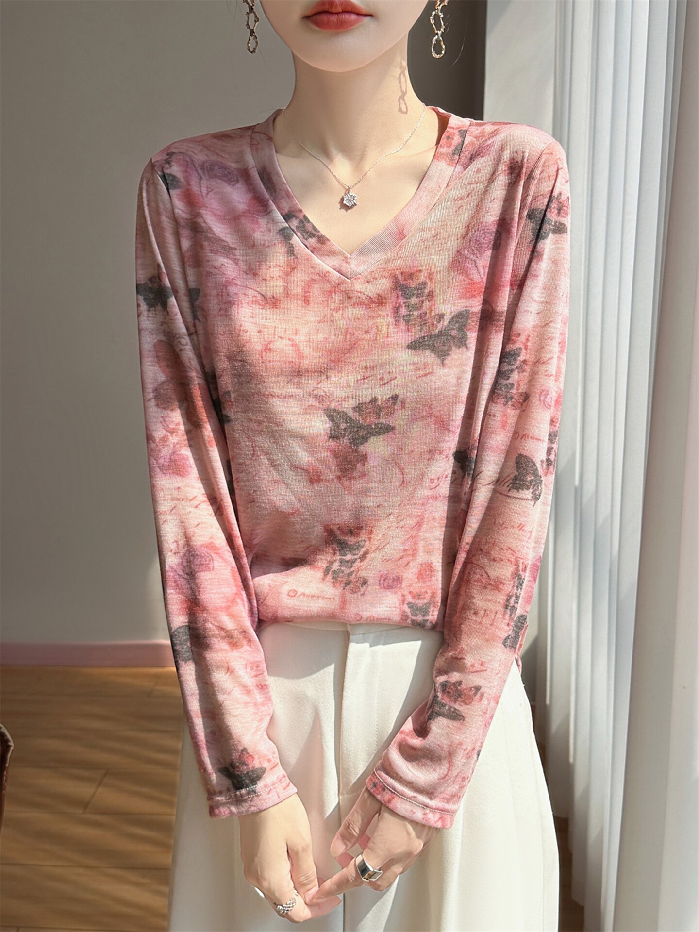 New Arrivals for Spring: Women's Fine-Spun Lyocell Tencel Knitwear V-Neck Printed Long-Sleeve T-Shirt, Versatile and Stylish Base Layer