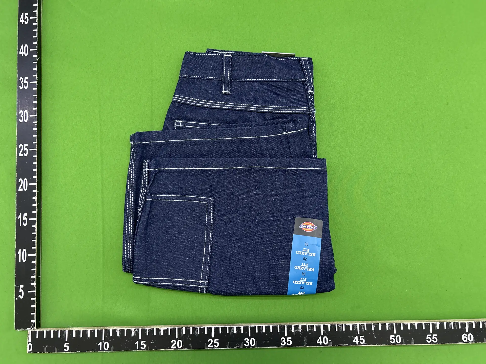 American workwear, jorts style, loose streetwear, hip-hop, skateboarding, denim, washed shorts, mid length shorts, cropped shorts