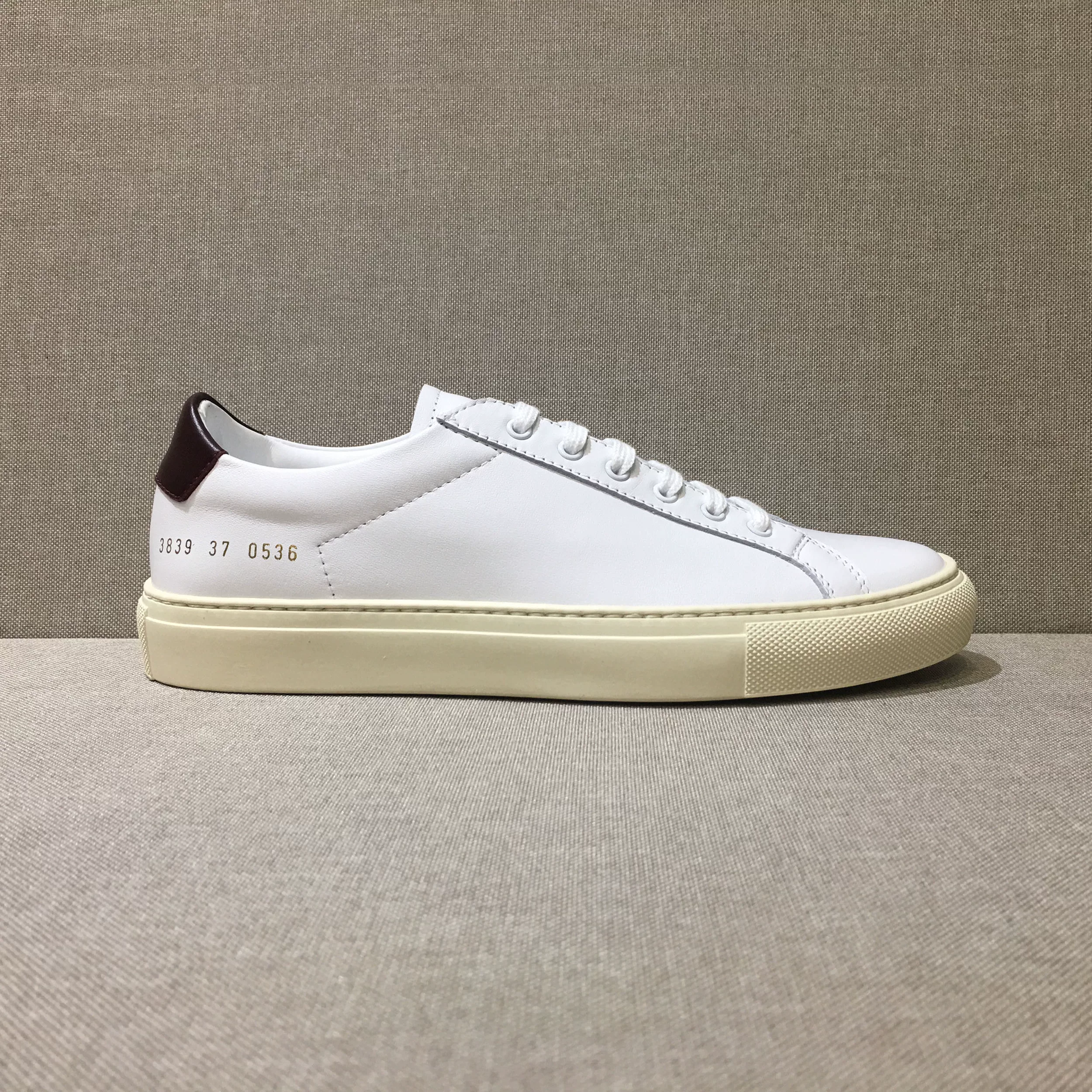 Comm 2257-3839 white leather surface, black tail, wine red tail, white tail, antique color blocking shoe tail, white shoes, sports shoes