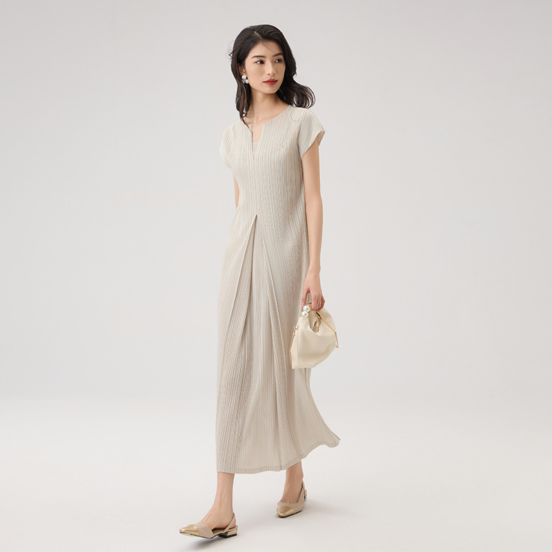 2025 New Summer Slimming Look V-Neck French Dress, High-End Short-Sleeved Waist, Elegant Elegant Work Clothing Long Dress