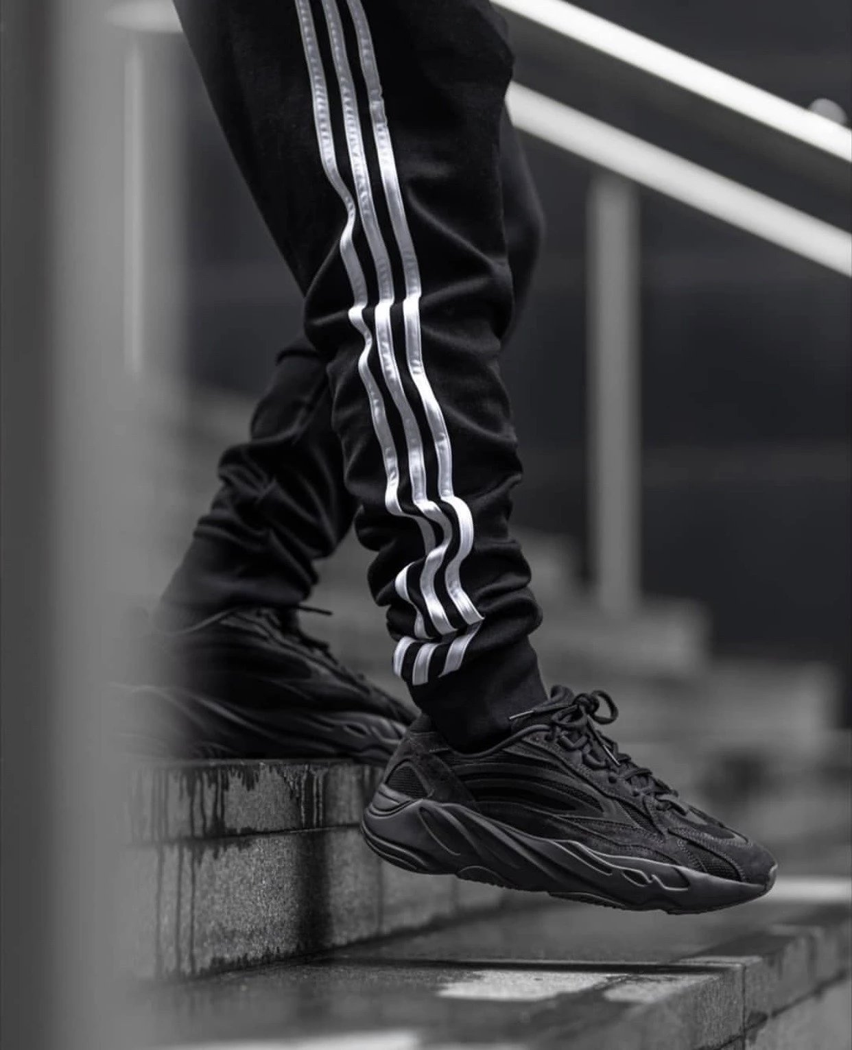 Yeezy 700 V2 Vanta 黑魂