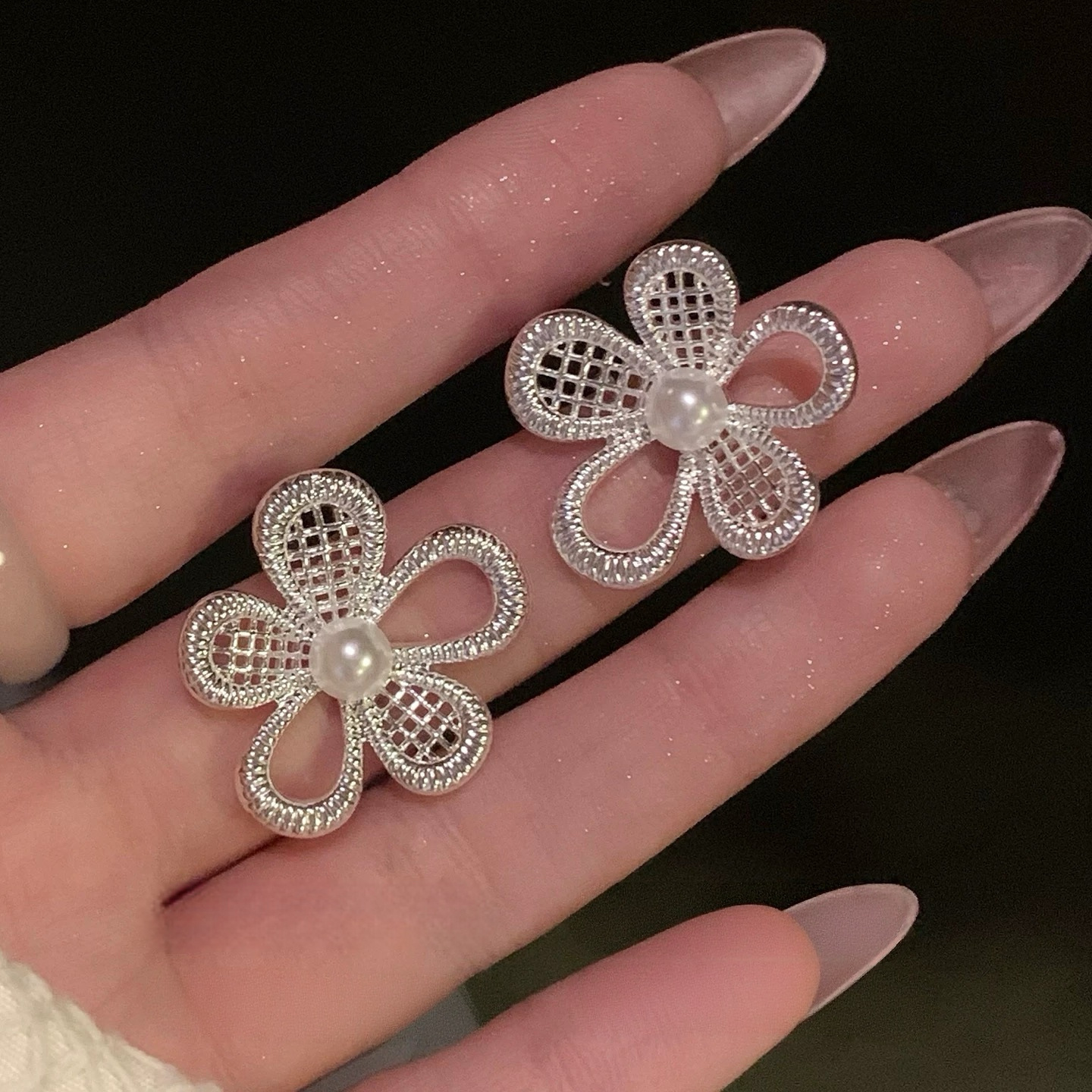 Super Versatile! Korean-Style Silver Flower Pearl Earrings for Women, 2026 New Model, High-End Earrings, Elegant Ear Clips, Ear Accessories