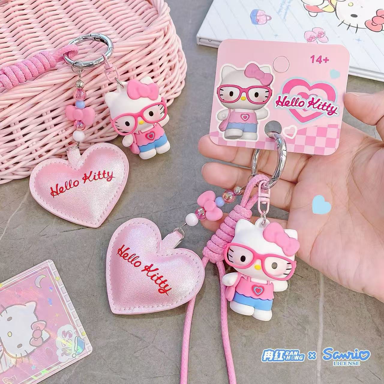 Authentic Sanrio Family Hleeo Kitty Fashion Sweetheart Doll Keychain Girl's Heart Bag Pendant