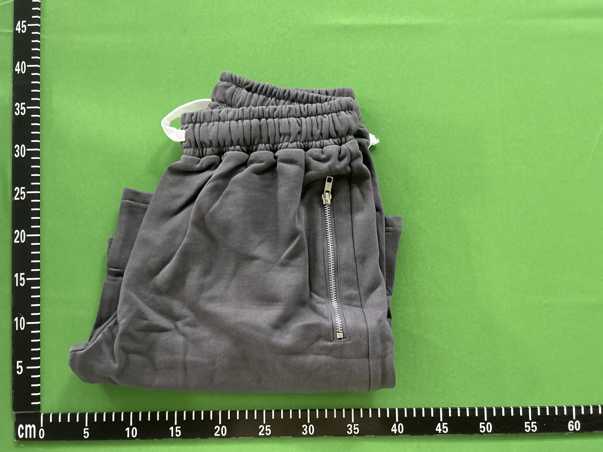 Two-Color Shorts with Four-Point Zipper Pocket at the Bottom Left 33101329