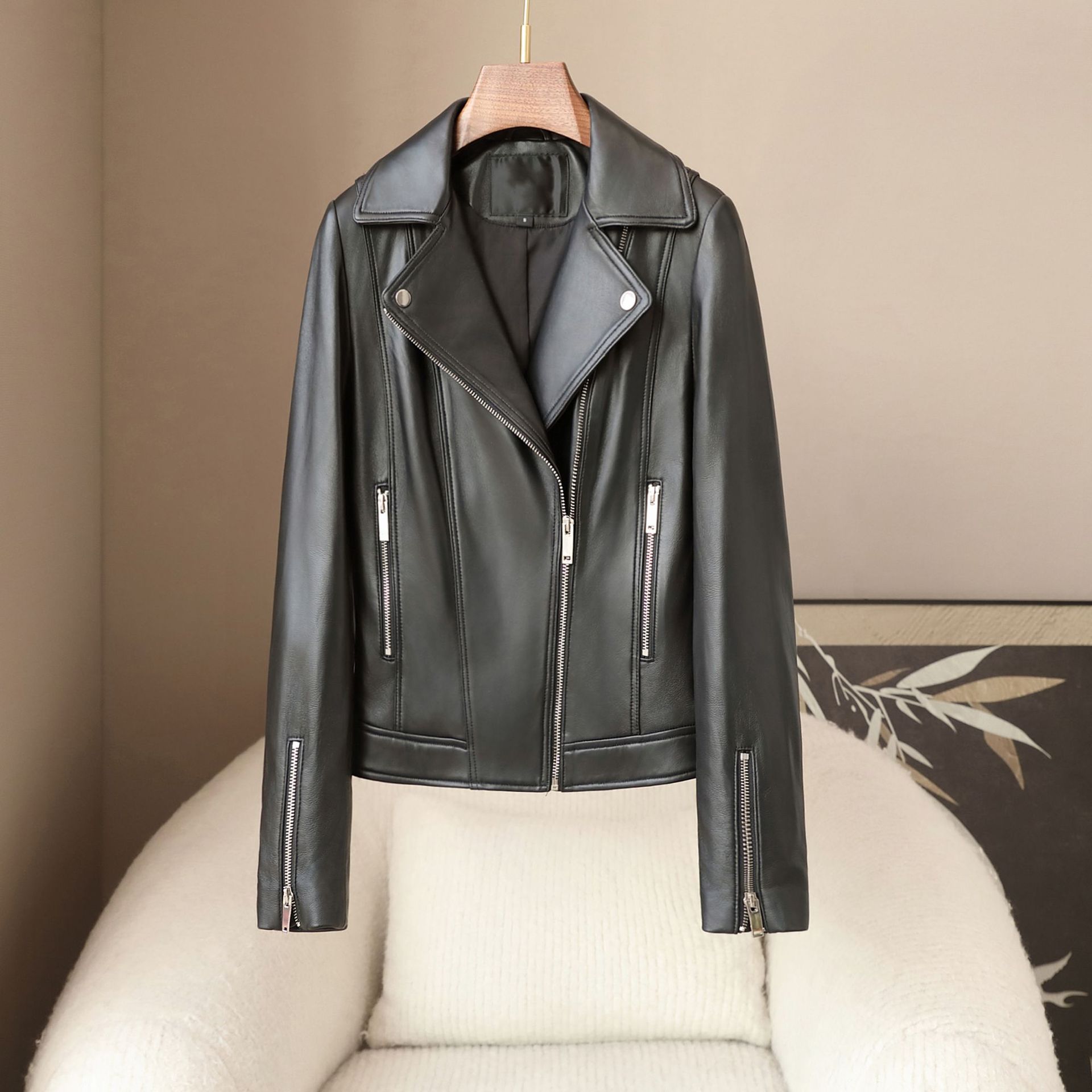 Small Amount of Clothing 2025 Spring New Slim-Fitting Short Goatskin Jacket Women's Motorcycle Style Genuine Leather Jacket