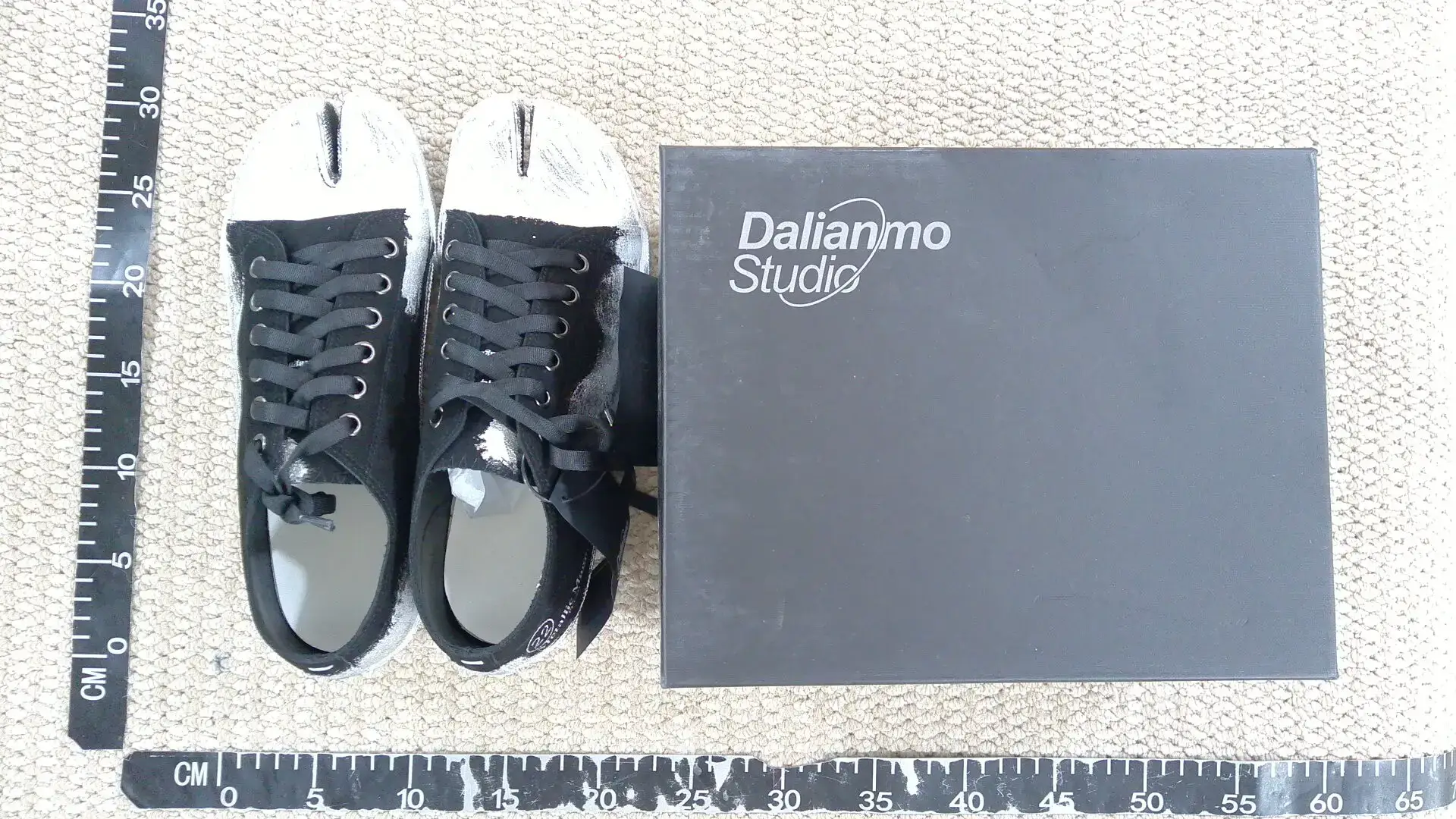 Black Painted Distressed Canvas Shoes for Men and Women, Split-Toe Casual Sneakers, Flats-Soled Lace-Up Pig Trotter, Low-Top Shoes, Trendy