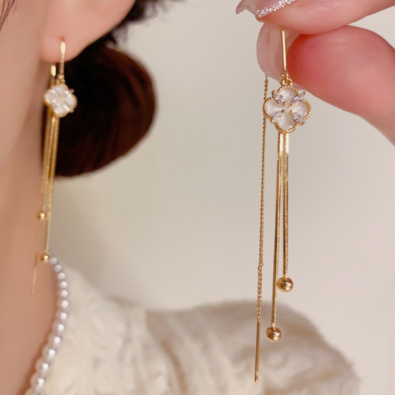 Korean-style temperament fashion simple four-leaf flower long tassel ear line niche design Joker face thin eardrop wholesale