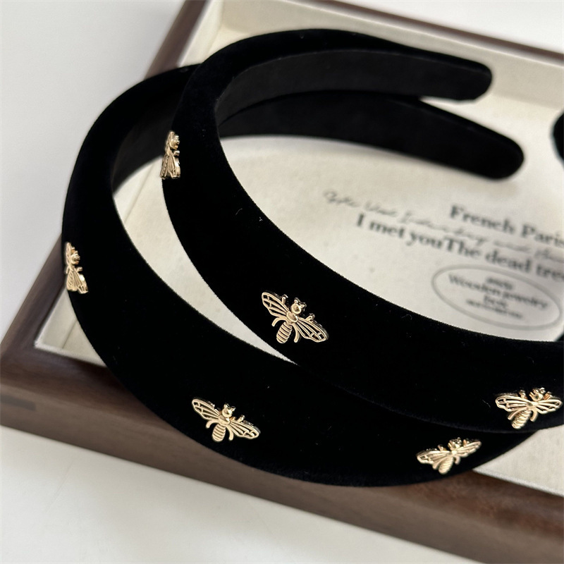 Black Velvet Headband for Women, Small Fragrant Style, Retro Wide-Brimmed Hair Headband, Autumn and Winter Internet Celebrity High Skull Hairpin Headband