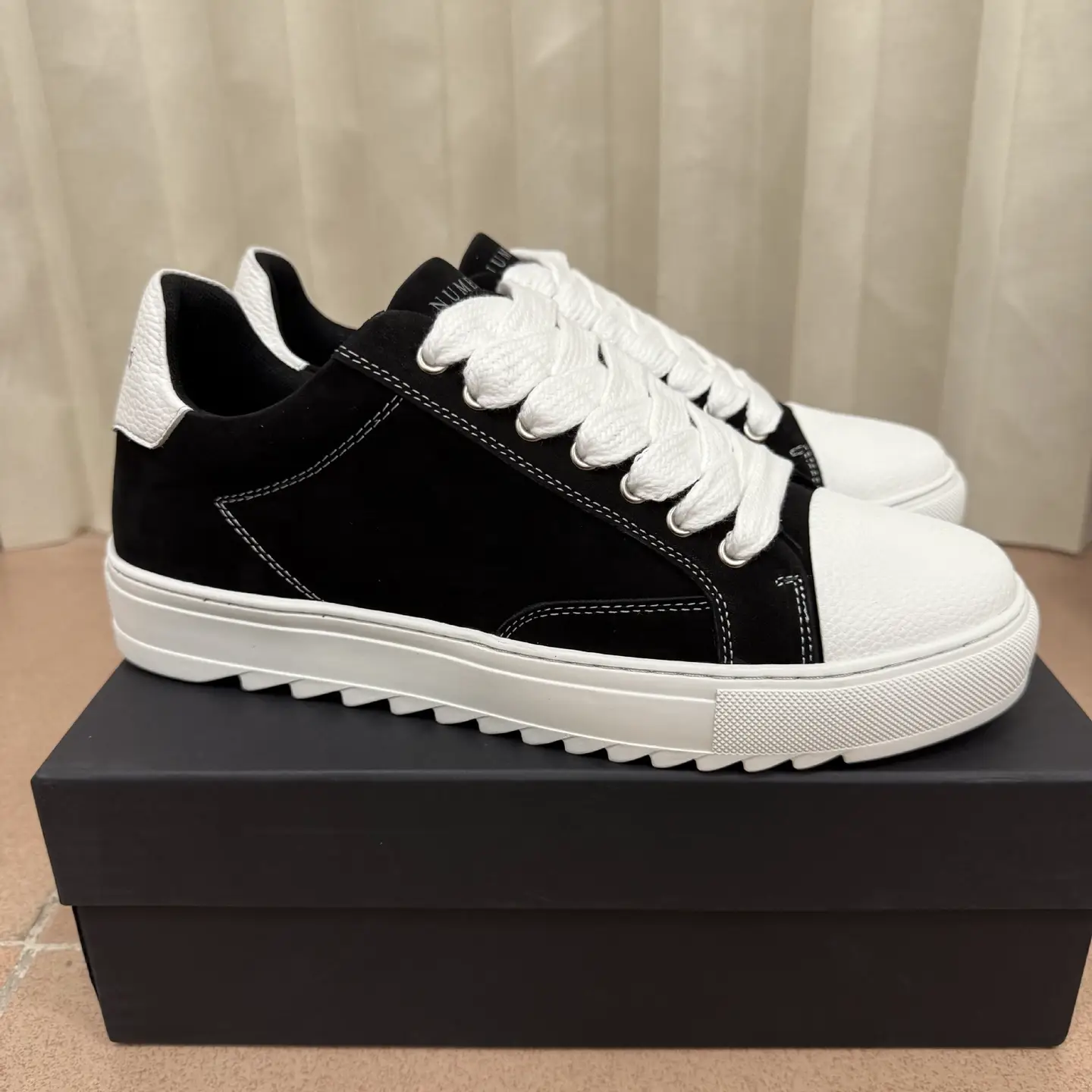 In-Stock Numeris Shoes Black and White Suede Trendy Sneakers with Exposed Stitching Design for an Easy Streetwear Style