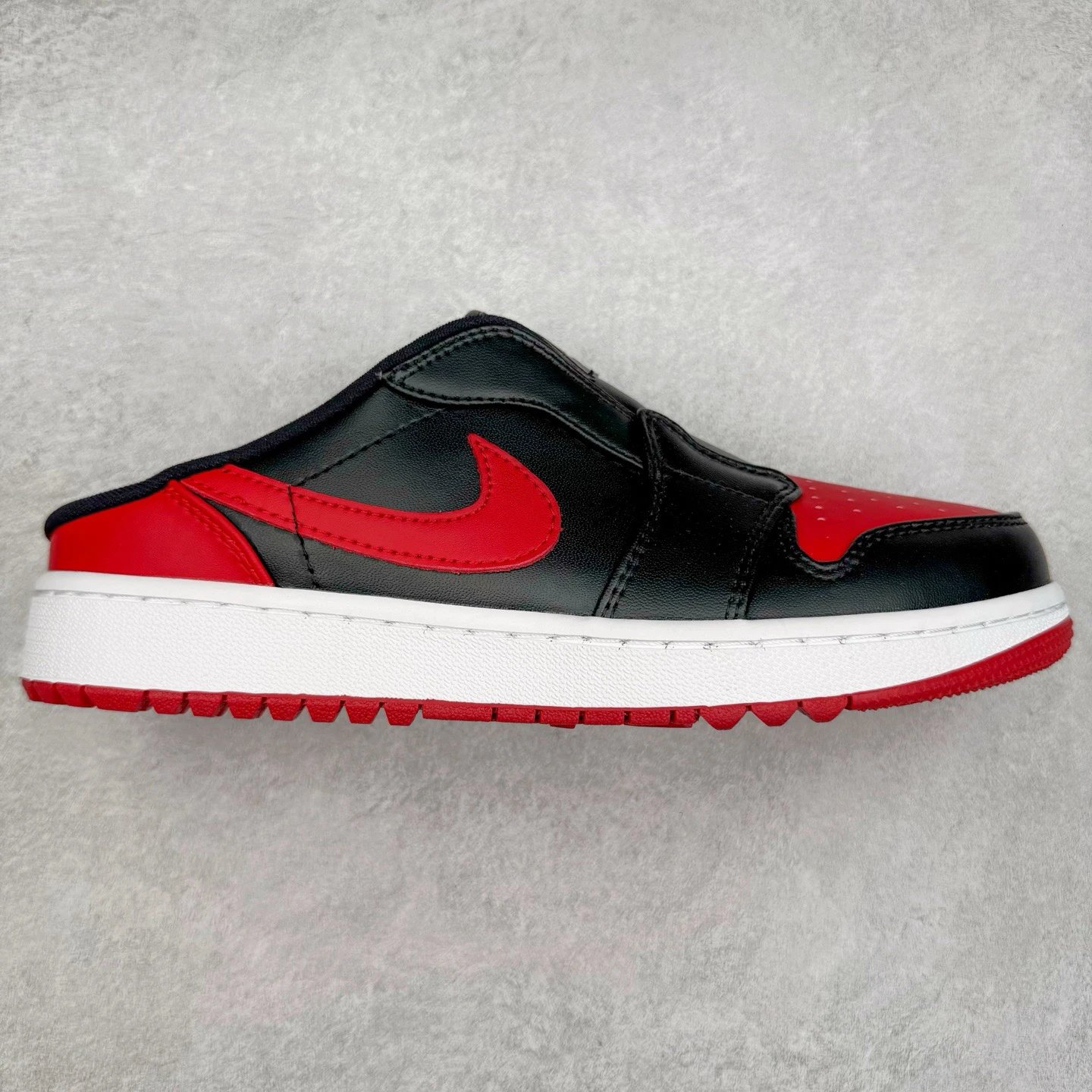 In stock [In stock] Authentic, real-shot Jordan Air Jordan 1 Mule "Bred" trendy low-top sneakers, unisex, black and red, style number FJ1214-001.