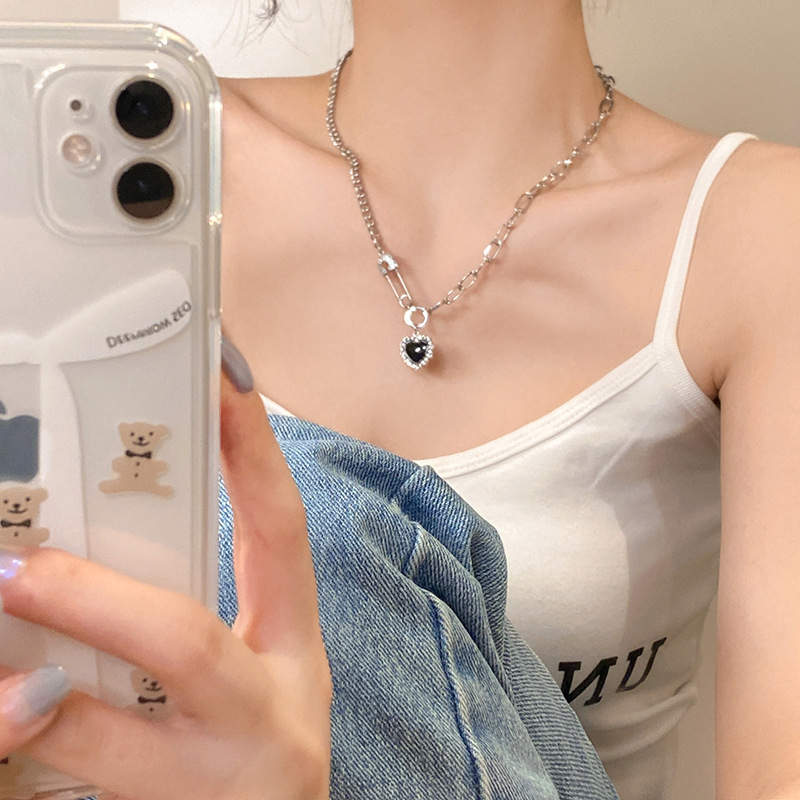 Titanium Steel Necklace Black Heart Clavicle Chain Niche Versatile Paperclip Splicing Sweet Cool Choker Accessories Light Luxury Wholesale