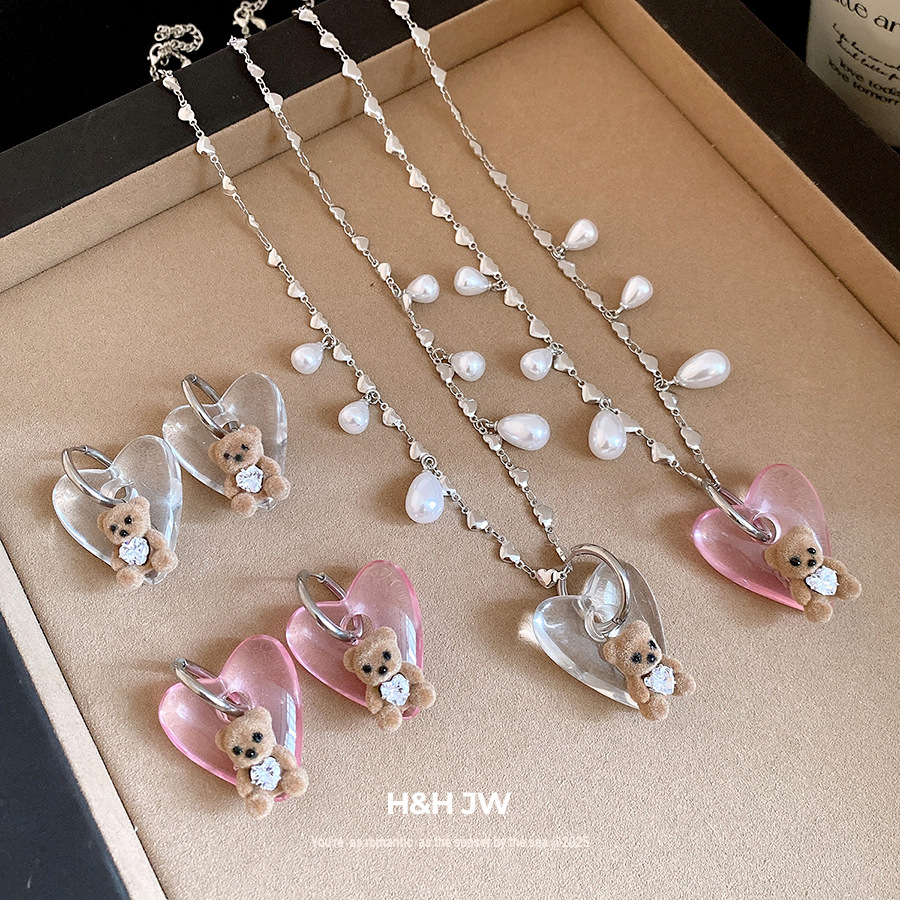 Korean New Retro Cute Velvet Bear Pearl Necklace Niche Design Playful High-End Versatile Choker for Women