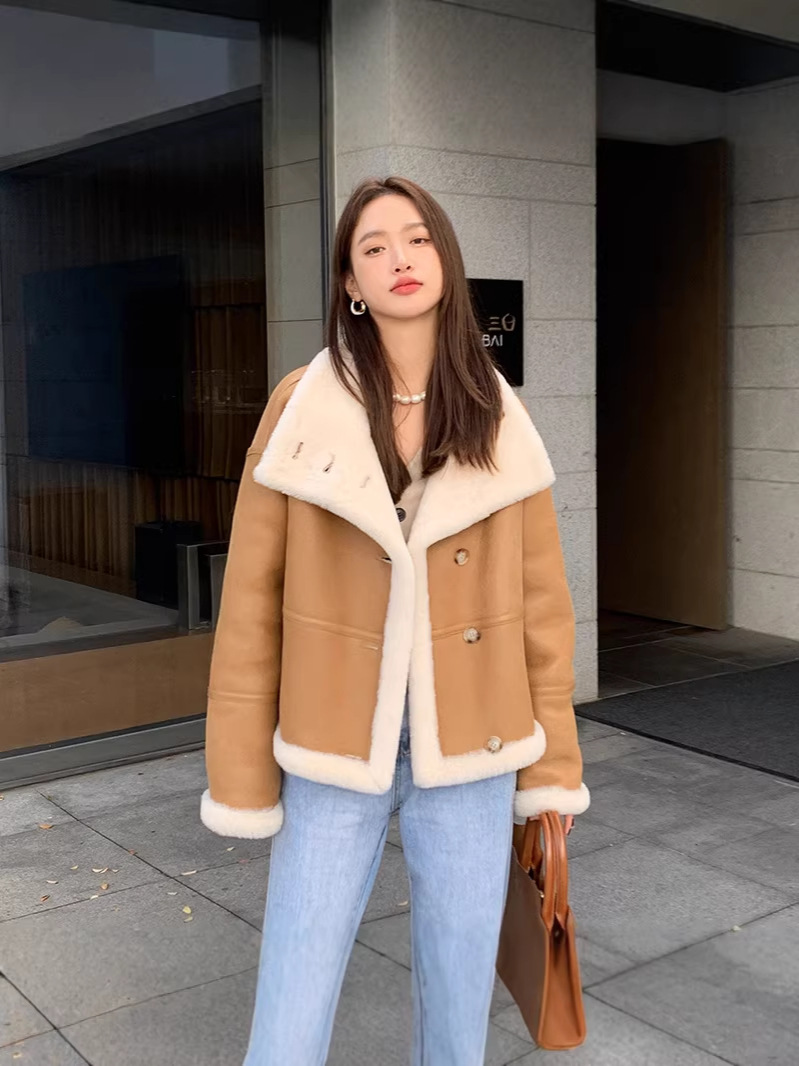 2025 New Style Lamb Fur Integrated Short Coat for Women with Lapel Collar, Warm Biker Style, Reversible Thick Coat