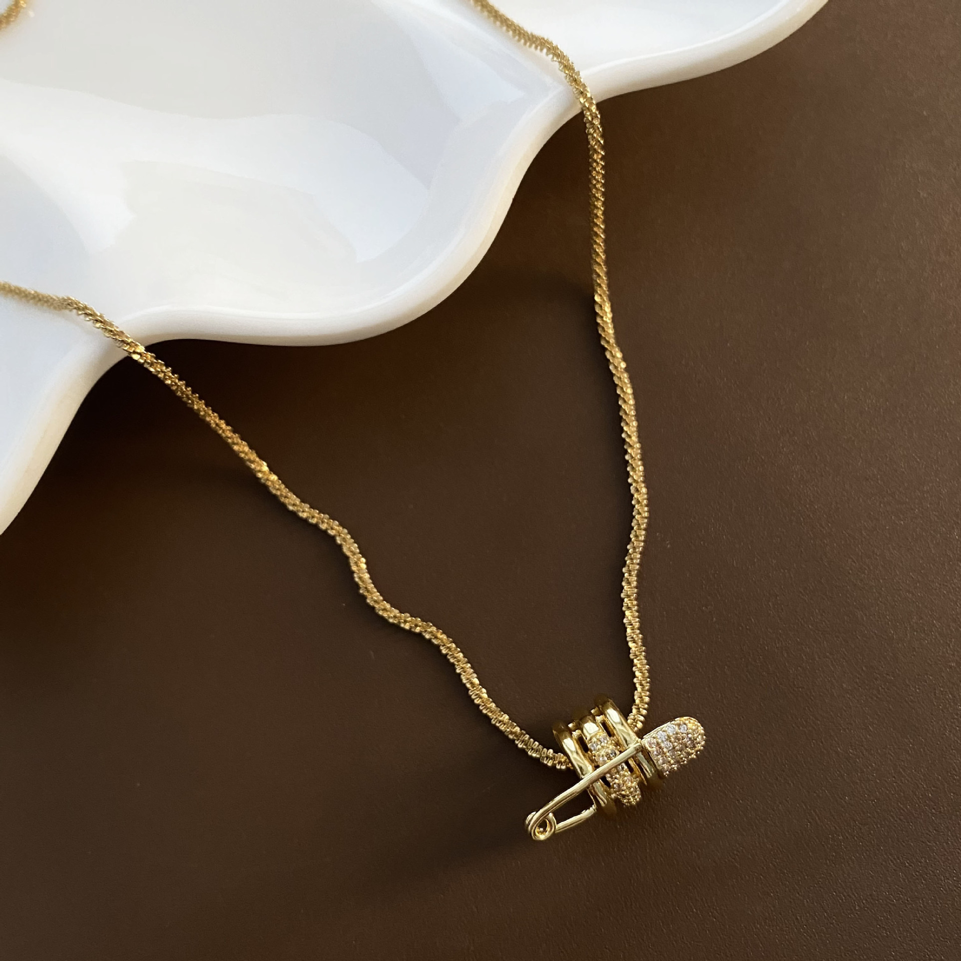 High-grade sparkling gold and silver copper pendant clavicle chain titanium steel chain women's zircon fashion cold style jewelry