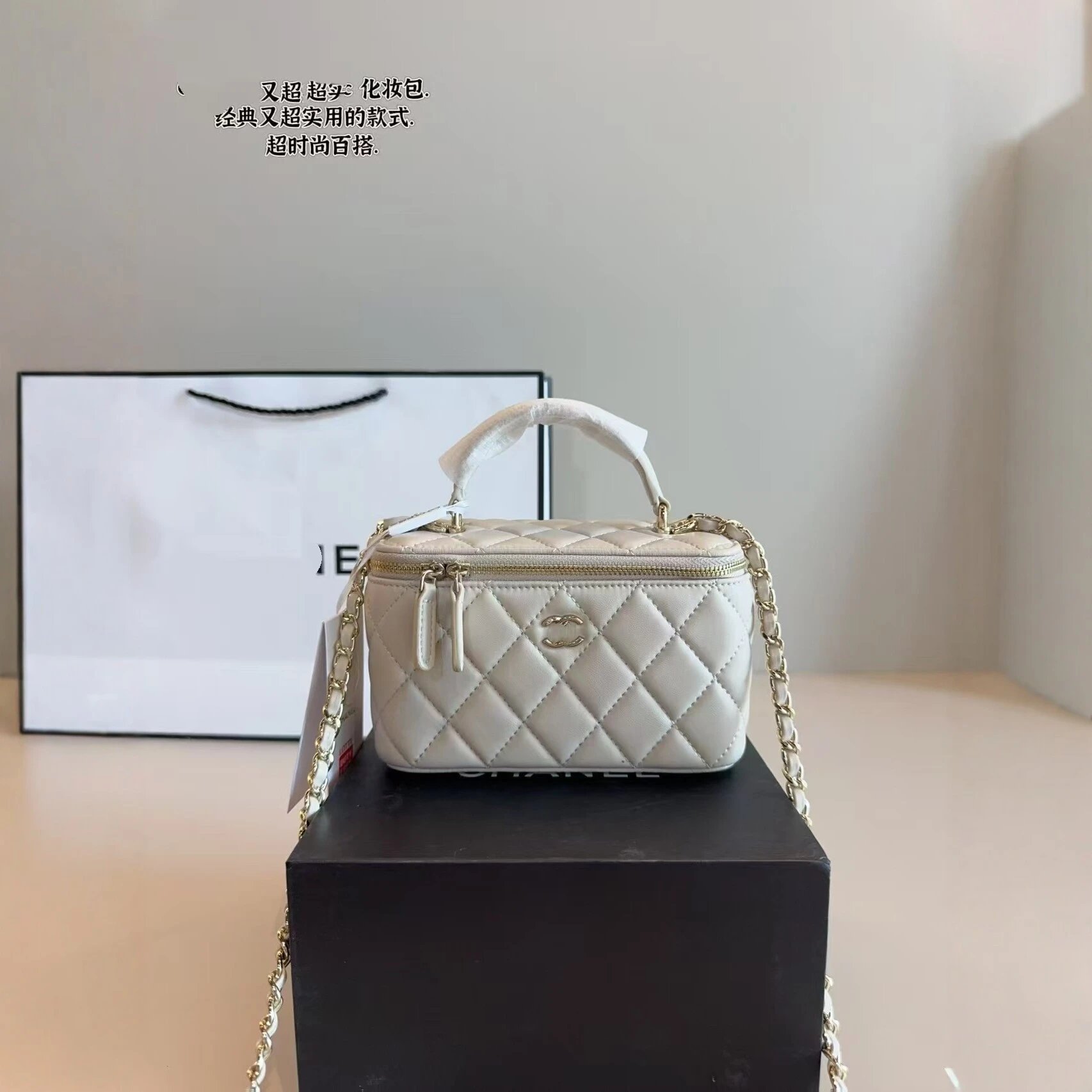 CHANEL quilted shoulder bag
