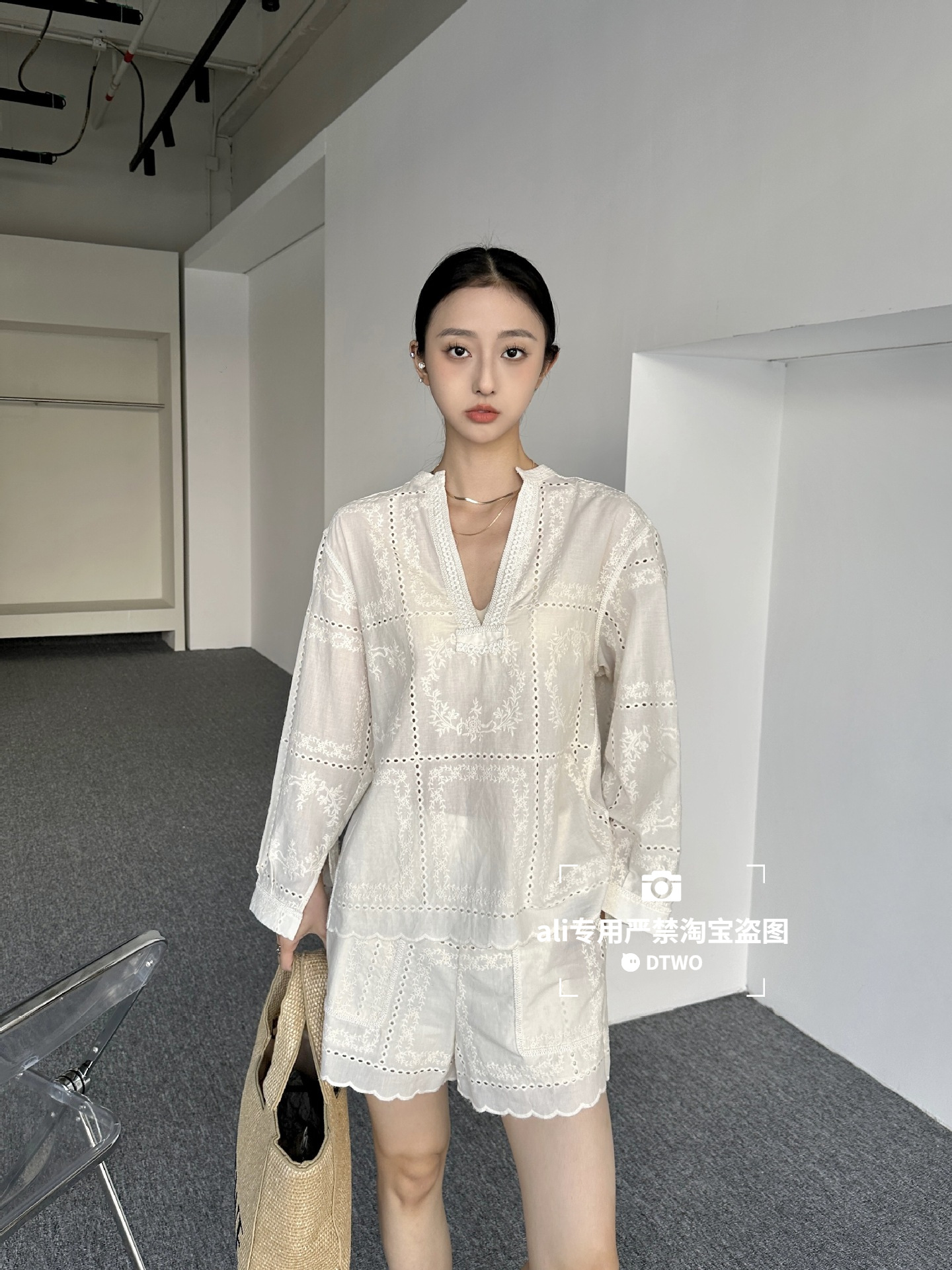Dtwo Spring/Summer New Original Design Thirteen Lines Women's Clothing Wholesale Hollow Out V-Neck Work Shirt 6121019