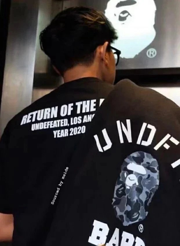 高品质 BAPE x UNDEFEATED COLLEGE 联名款迷彩猿人头印花短袖 69元