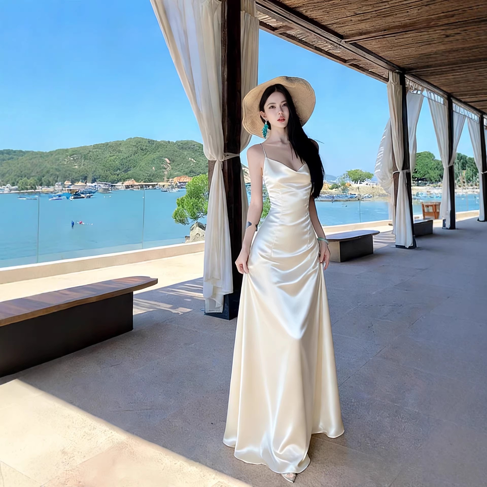 French-Style Sexy Satin Backless Cross-Strap Elegant Halter Neck Dress for Women, High-End Waist-Cinching Slimming Hot Girl Dress