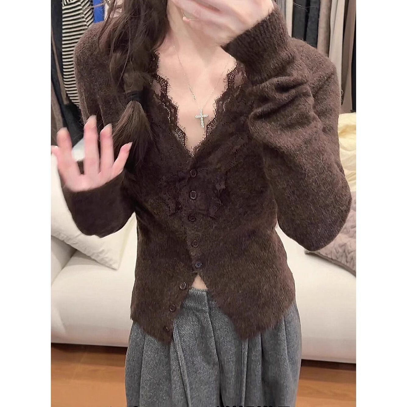Autumn 2025 New Style V-Neck Top with Lace Eyelash Trim, Unique and Beautiful, Waist-Cinching Inner Sweater, Knitted Base Shirt for Women