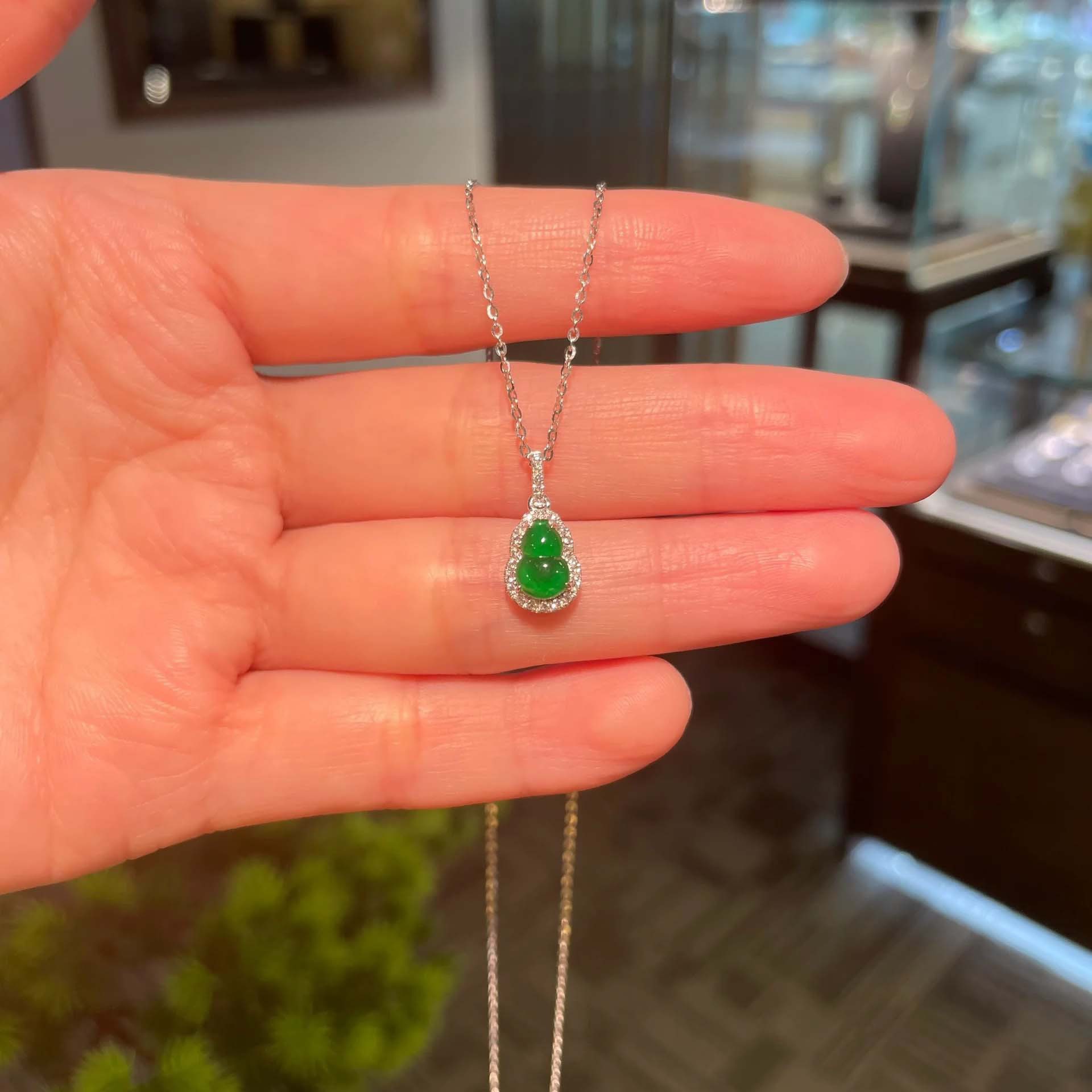 New Green Small Gourd Zircon Pendant Necklace for Women, Light Luxury Retro Versatile Niche Design with a High-End Feel Collarbone Chain