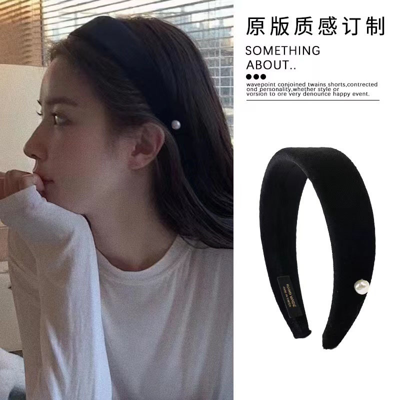 A Pearl Black Velvet Wide Headband for Women, Autumn and Winter Korean Style, High Crown, Elegant and Sophisticated Hair Accessory