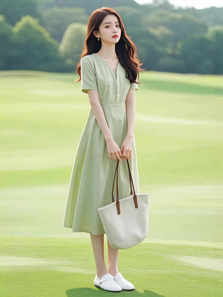 French-Style Elegant and Sophisticated Petite Height-Enhancing Fashionable Beach Vacation Green Dress for Women Summer 2025 New Model