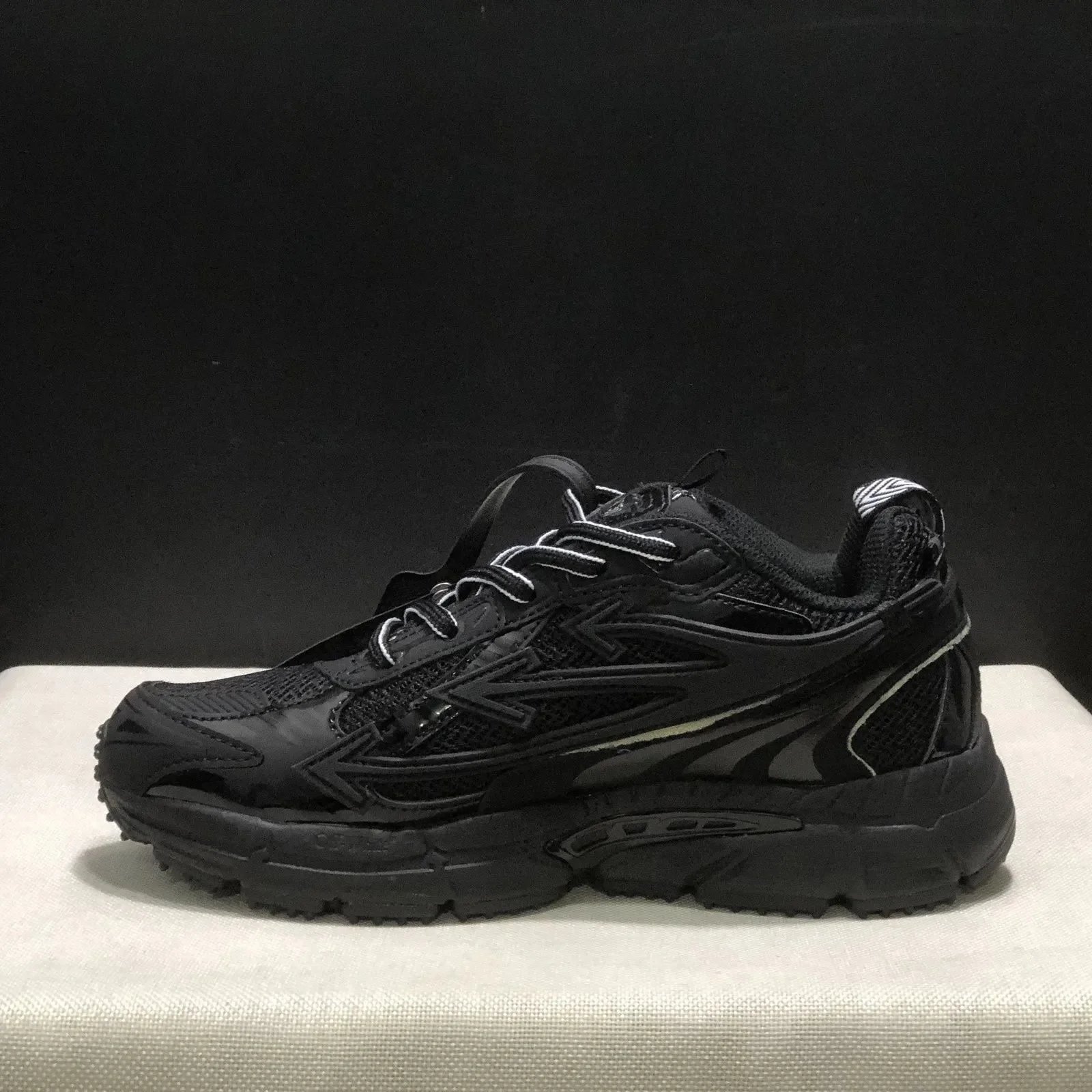 of  跑鞋 三个箭头 19个款 WhatsApp＋86 15059581732