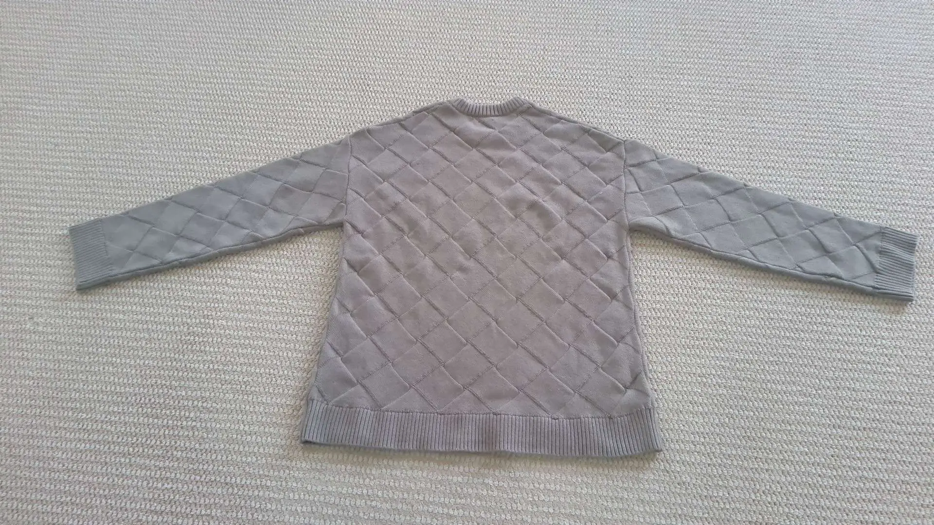 B's grey quilted sweater K17