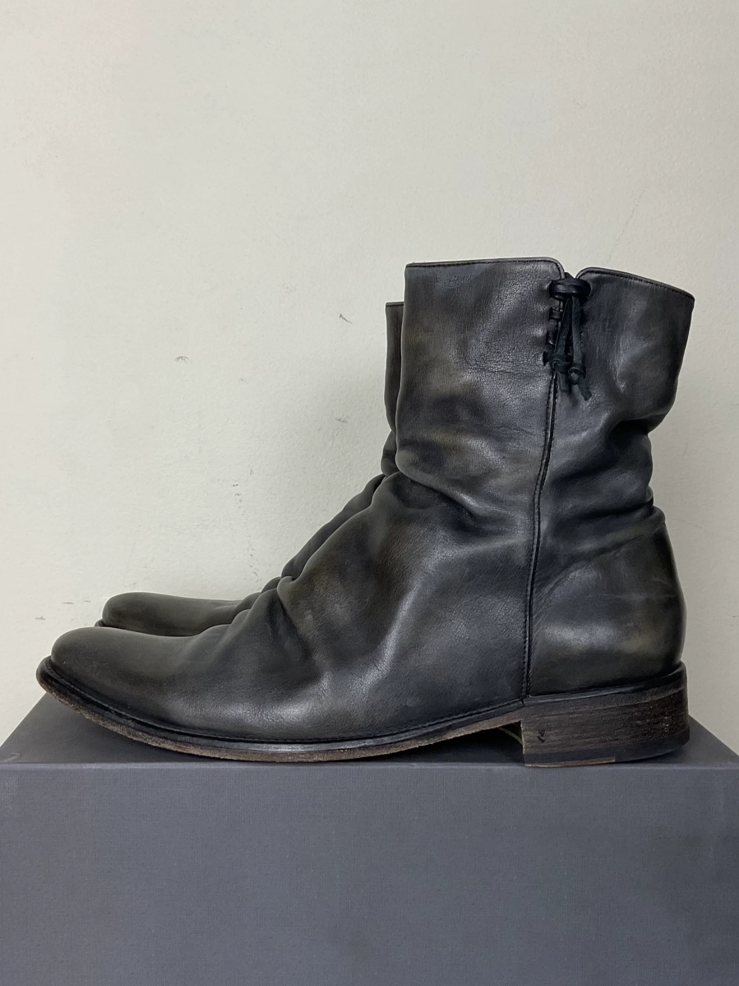 Retro Soft Leather Pleated Mid-Calf Boots for Men, Side Zipper Work Boots, Genuine Leather Short Boots, Motorcycle Boots, Leather Boots, Short Boots, Cool photo QC de TAOBAO sur Qualit.ly