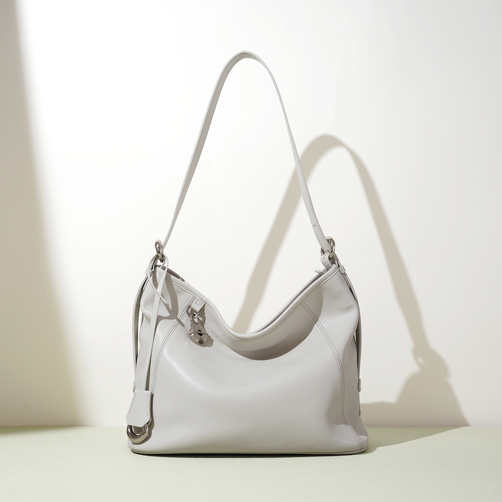 2026 New Large-Capacity Shoulder Bag, Fashionable and Elegant Underarm Bag for Women, Light Luxury Relaxed Style Commuter Crossbody Bag for Women