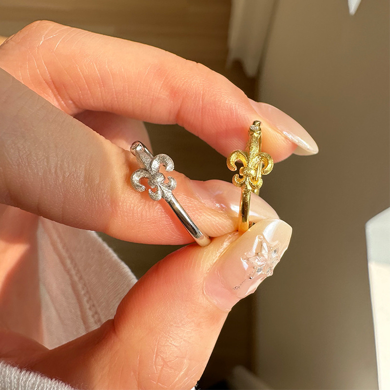 New Entry Light Luxury New Vintage Court Style Iris Flower Ring Niche Elegant High-end Style Stacked Flower Ring for Women