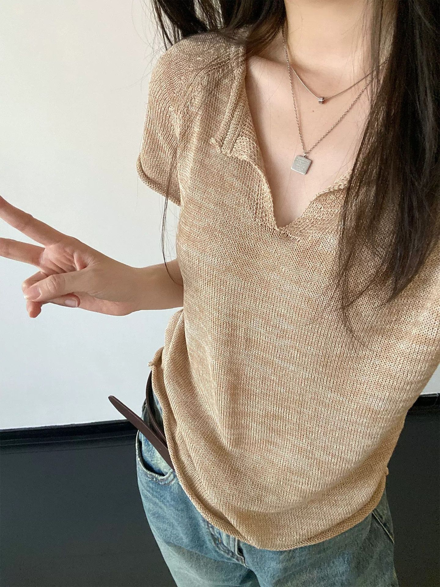 Retro Old Money Style V-Neck Short-Sleeve Knit Top for Women, Summer Design, Slim Fit, Half-Open Collar T-Shirt, Trendy Women's Top