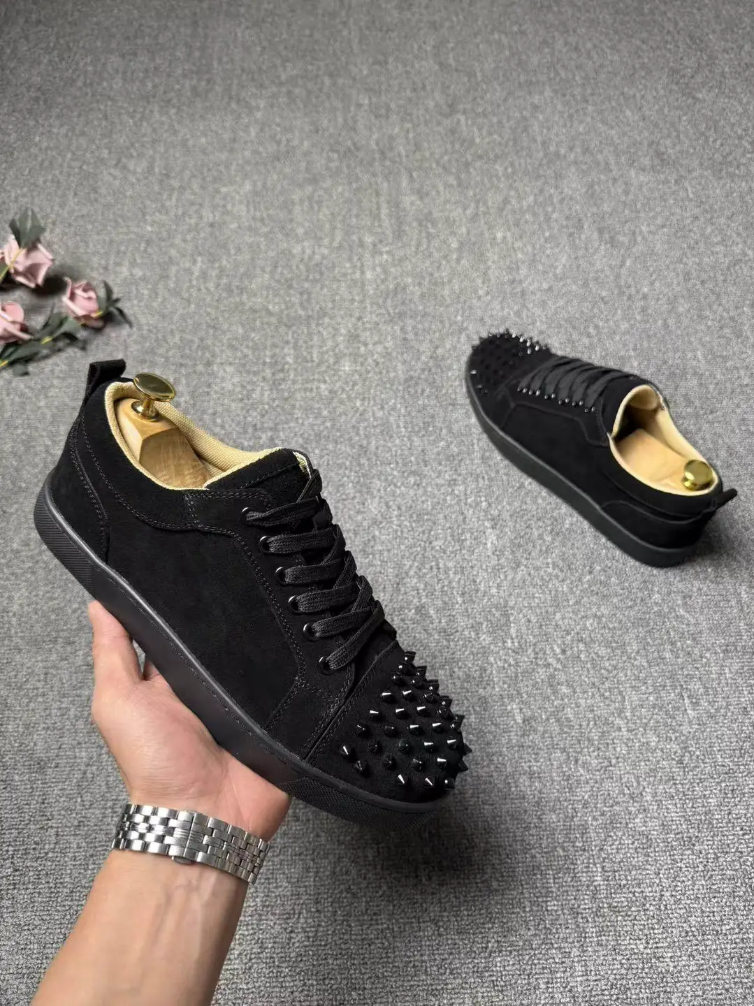 Men's shoes 2025 autumn new leather rivet low top casual board shoes, red soled nail shoes, black suede leather shoes