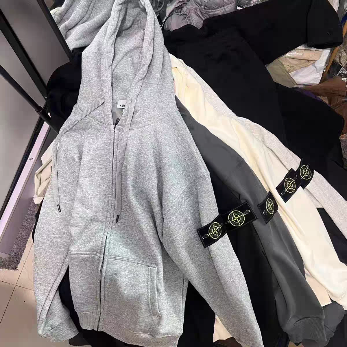 European and American Trendy Brand Stone Compass Hoodie for Men and Women, Couple Zipper Hoodie with Fleece Lining for Warmth Foto QC de TAOBAO na Qualit.ly