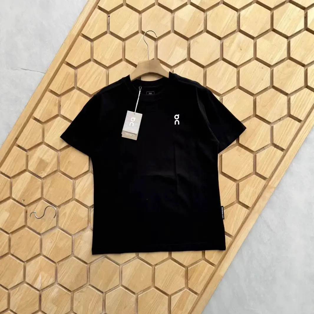 On short sleeved men's classic sports style soft and skin friendly comfortable casual round neck T-shirt versatile and loose