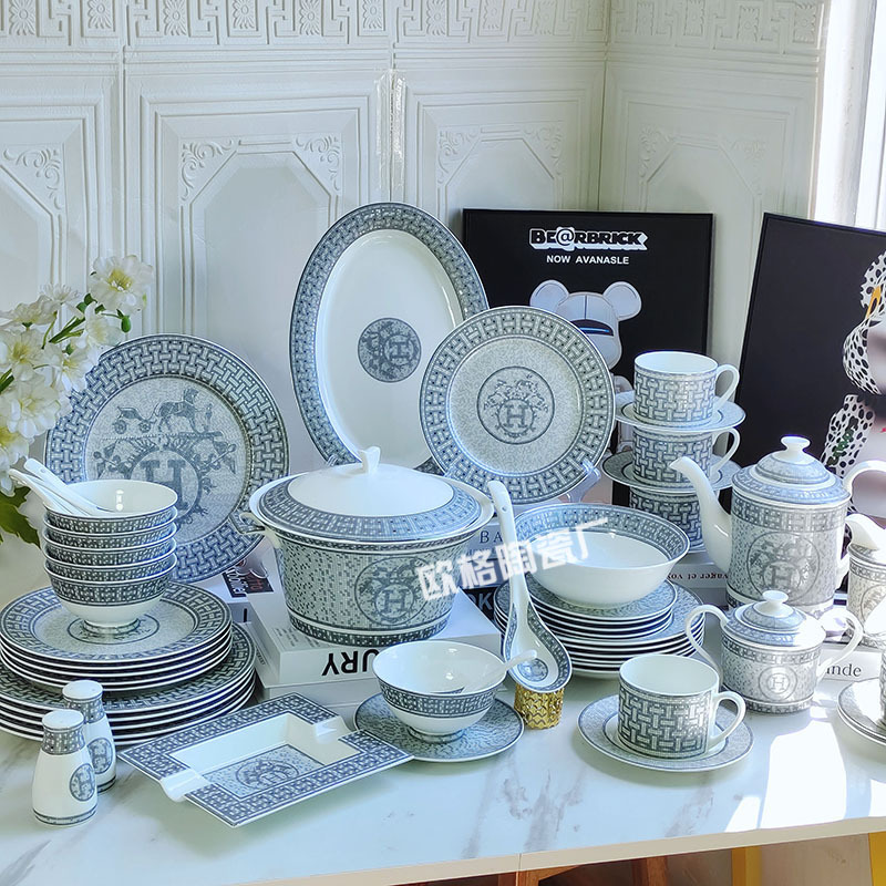 Cross-border European retro 58 pieces gray horse-drawn car bone china tableware coffee set bowl spoon dish set household set QC-foto från 1688 på Qualit.ly