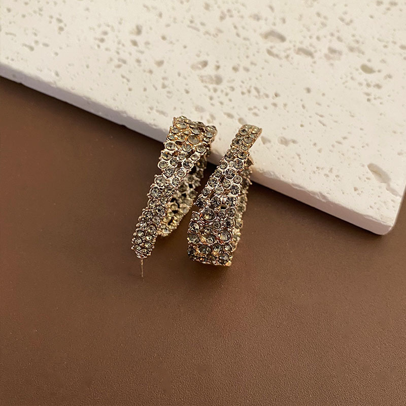 Korean Niche Retro Gold-Plated Earrings with Diamonds, Minimalist Style, High-End Luxury Earrings, Sparkling Diamond Ear Studs, Trendy Women's Accessories