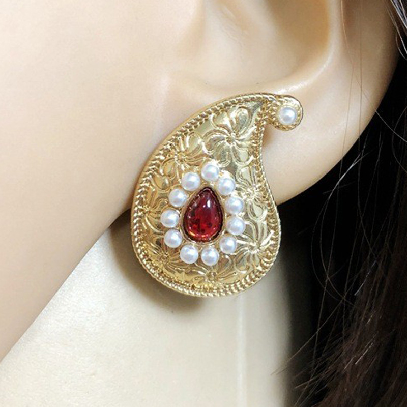 Factory retro court ear clip Europe and the United States foreign trade exaggerated ear clip earrings alloy Pearl red resin ear clip C67