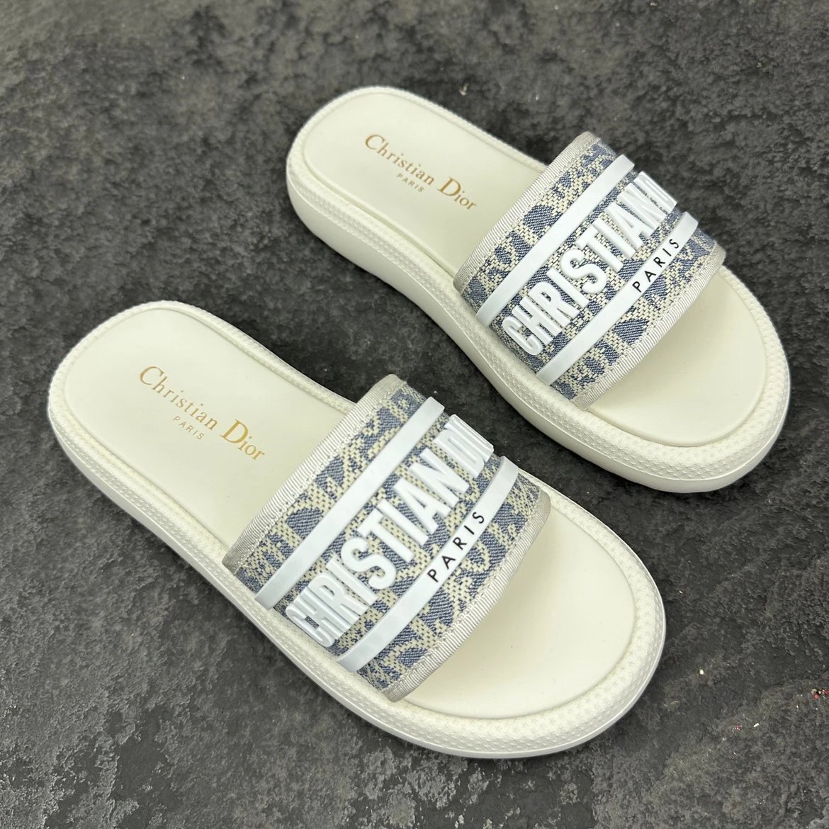 迪奥 / Dior

Dioriviera Dway 凉拖 迪奥拖鞋女士35-41
白色和黑色亚麻面料水洗 Oblique 印花

这款 Dway 凉拖来自 Dioriviera 限定系列，设计时尚休