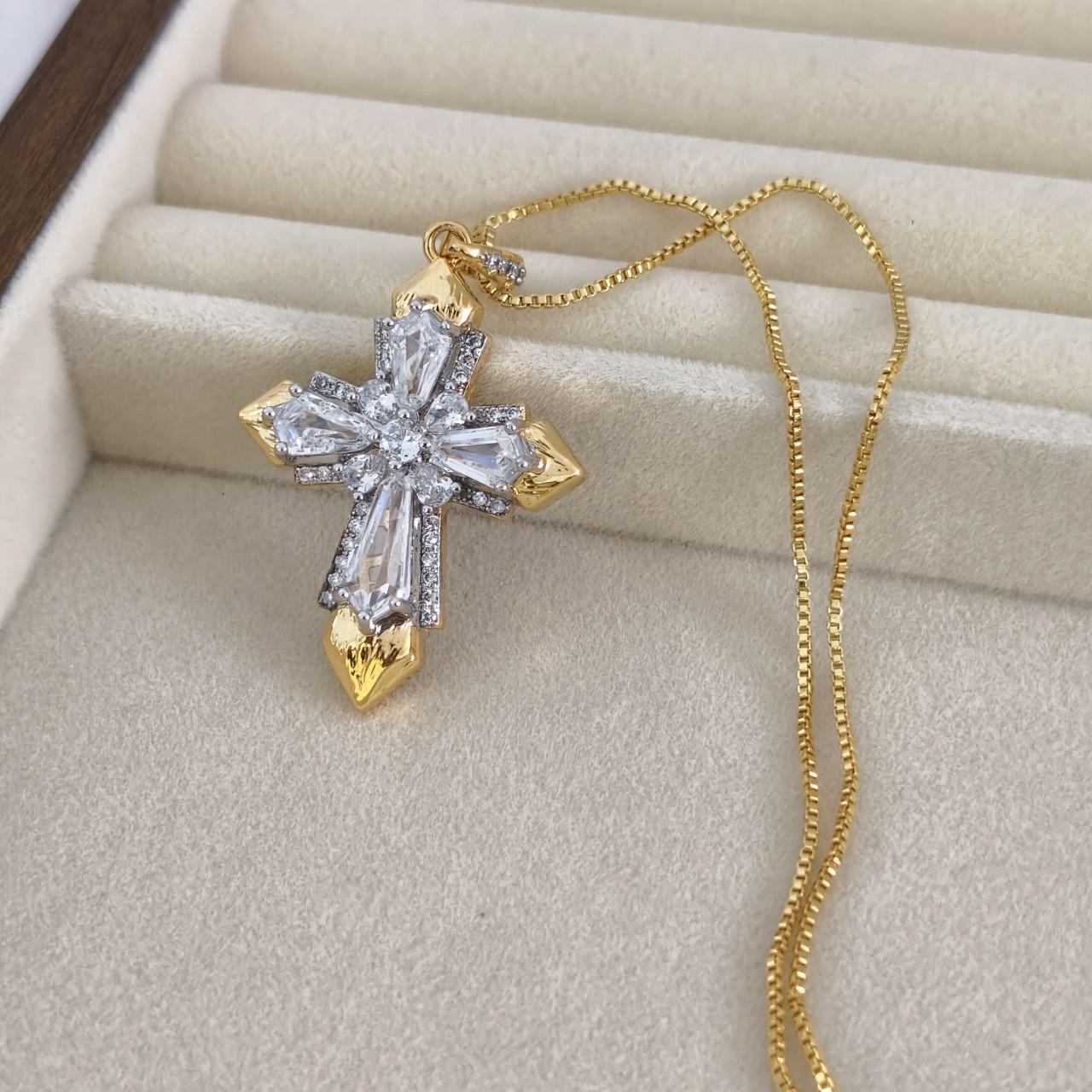 Italian Handmade Inlaid Zircon Retro Brushed Cross Pendant Necklace Women's Luxury Stacked Clavicle Chain Jewelry