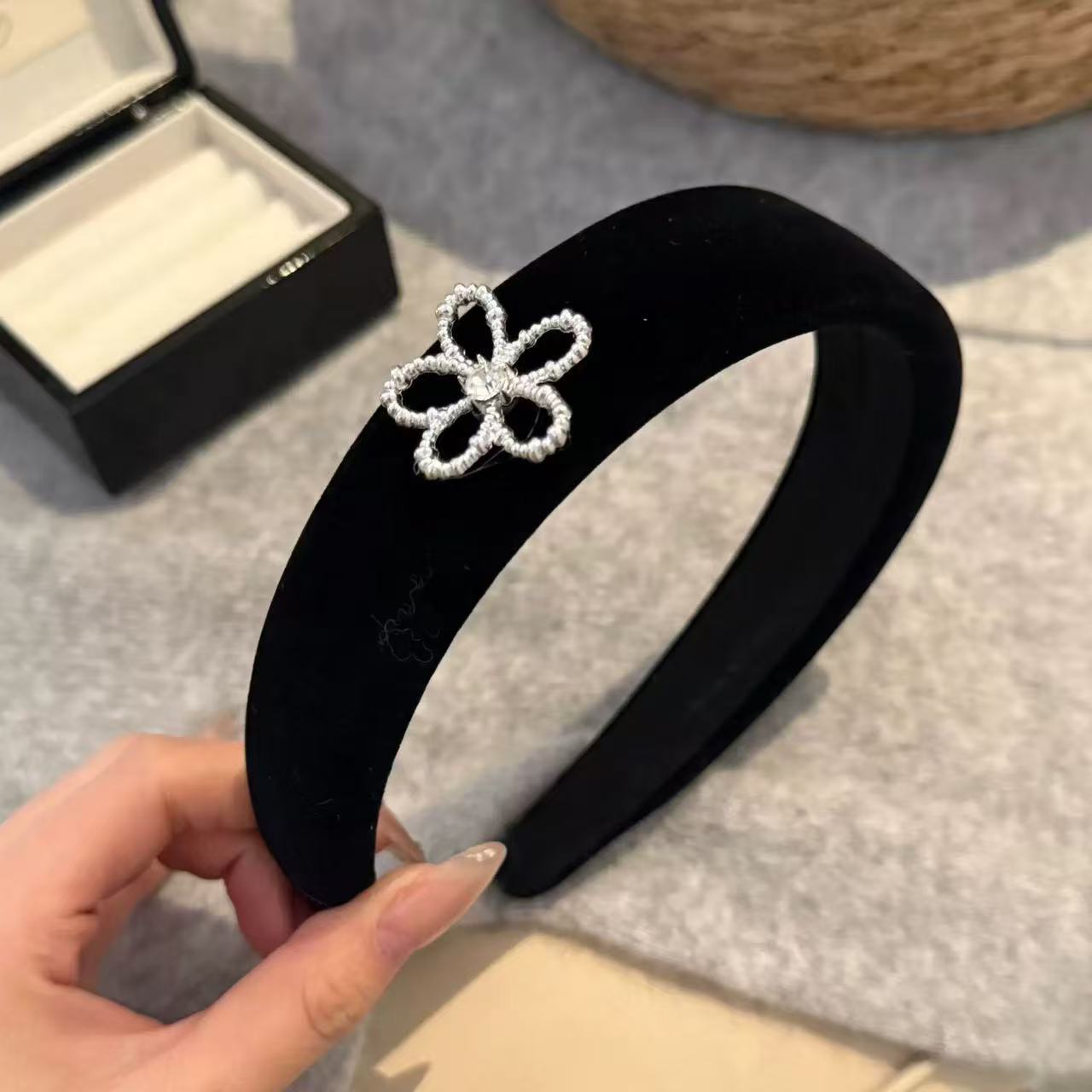 French-Style Elegant Black Floral Velvet Wide-Brimmed Headband for Women, High-End Autumn and Winter Hair Accessory, Suitable for Washing Face and Daily Wear